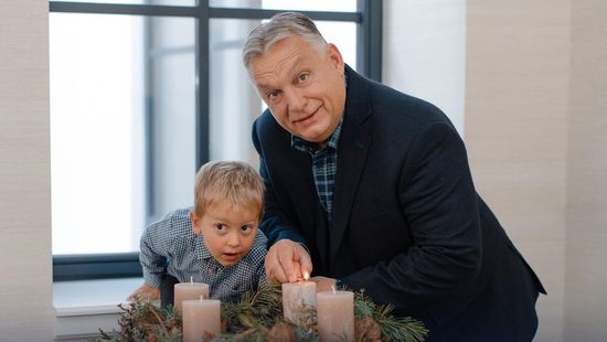 Orbán Viktor az unokájával együtt gyújtotta meg a gyertyát advent első vasárnapján