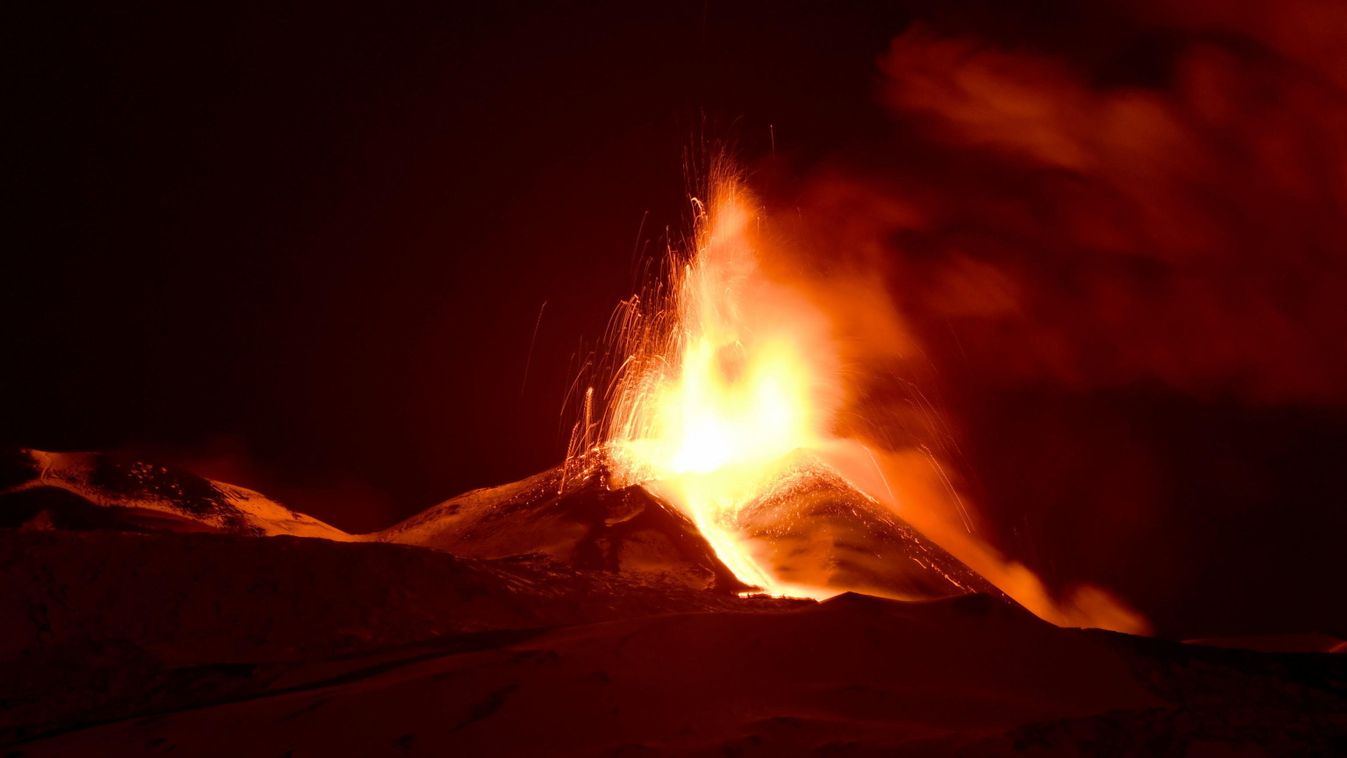 Izzó lávát köpköd a hófödte Etna + videó