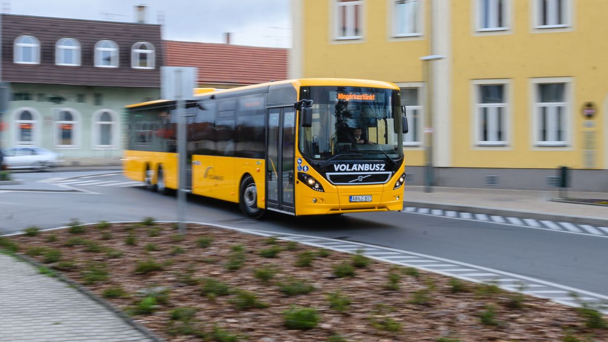 Célt ért Lázár üzenete: a Volánbusz arra kéri a szakszervezeteket, hogy még szerdán írják alá a bérmegállapodást