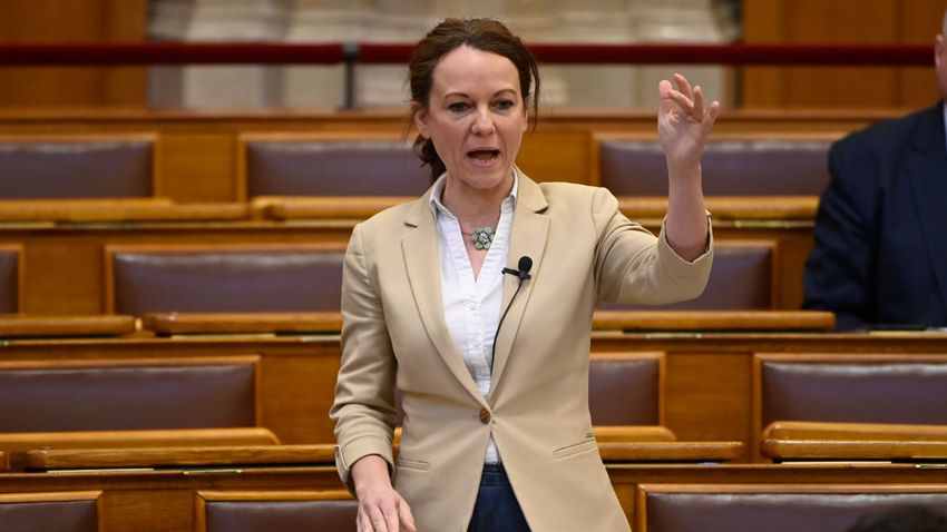 Szabó Tímea biztosra ment, a The Guardian szalagcímét harsogta a parlamentben + videó