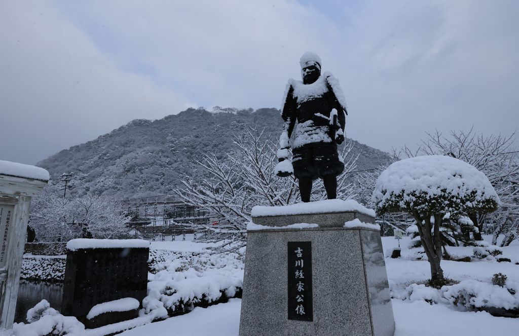 Heavy snow on the Japan Sea side