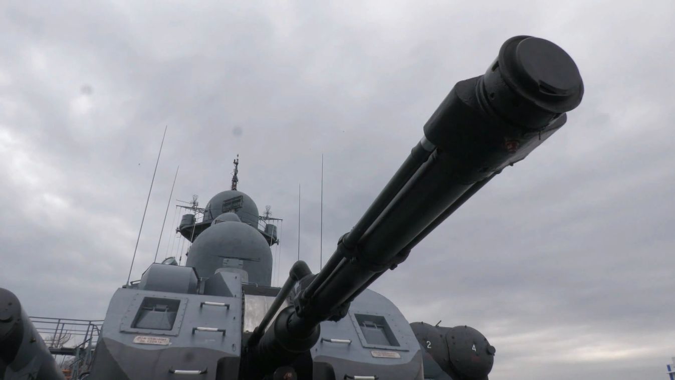 Az orosz Fekete-tengeri flotta hajóinak legénysége így védekezik a nem kívánatos behatolókkal szemben. 
forrás: orosz védelmi minisztérium