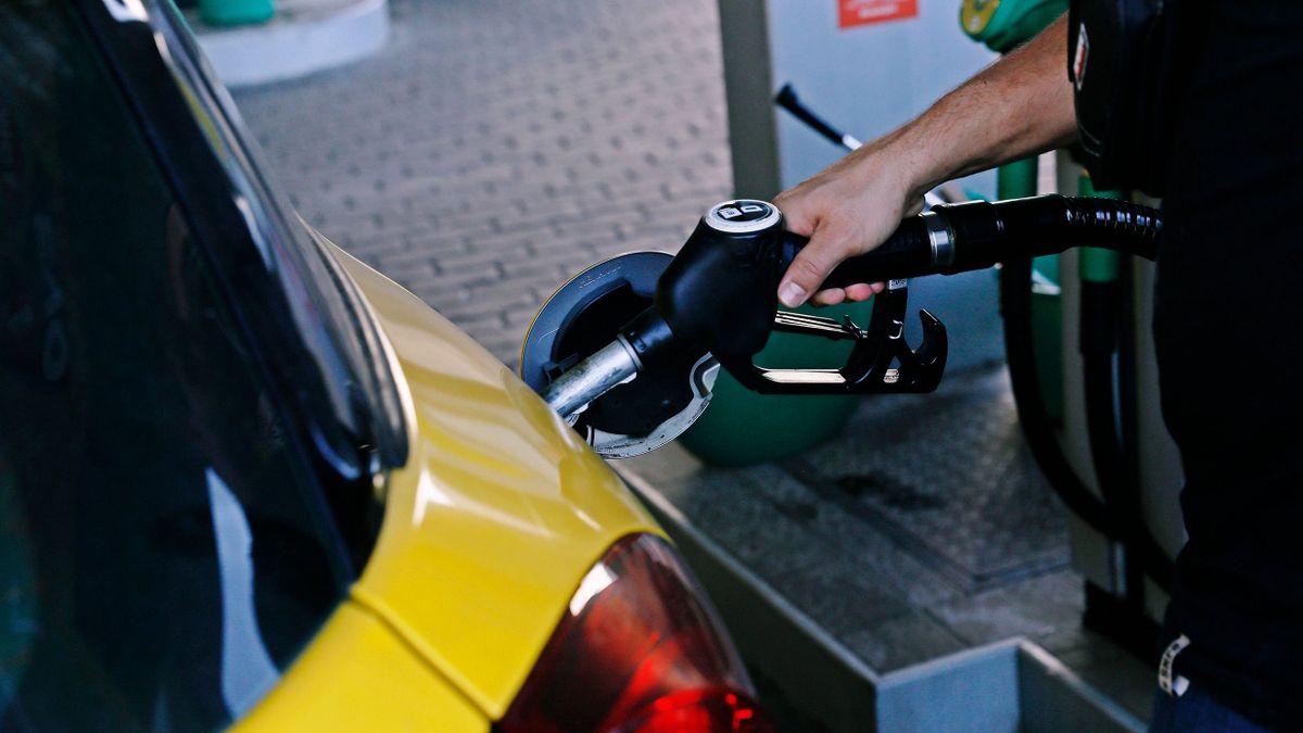 Lopják a benzint egy budapesti lakótelepen