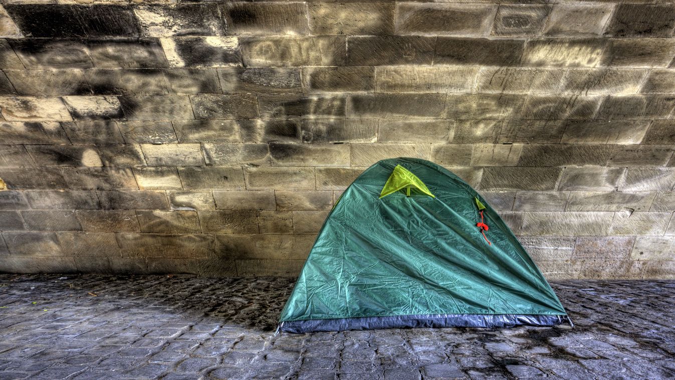 Tent,For,Homeless,In,Big,City, sátor