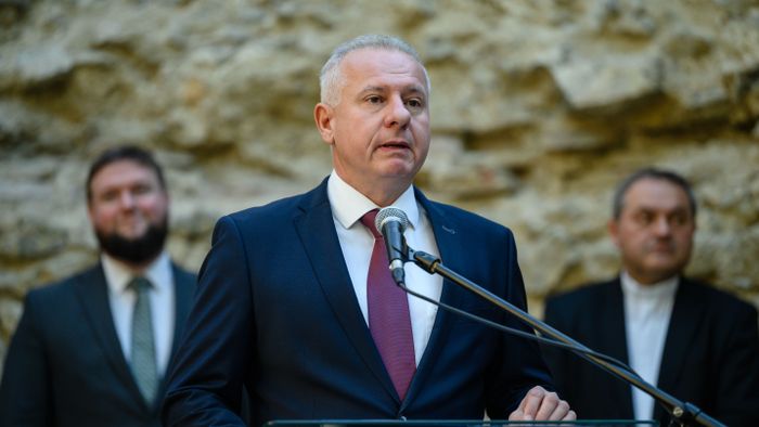 Megfenyegették a volt ellenzéki képviselőket Pécsett, veszélybe kerülhet a 2024-es költségvetés + videó
