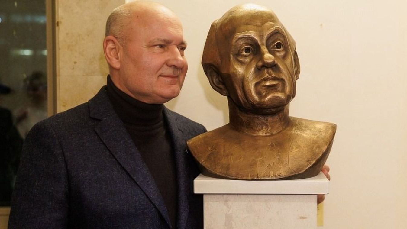 Tamási Áron-szoborral gazdagodott a Nemzeti Színház