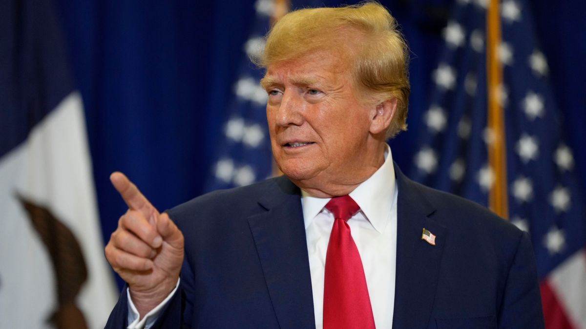 Donald Trump kíméletlenül kigúnyolta Emmanuel Macront és Joe Bident + videó