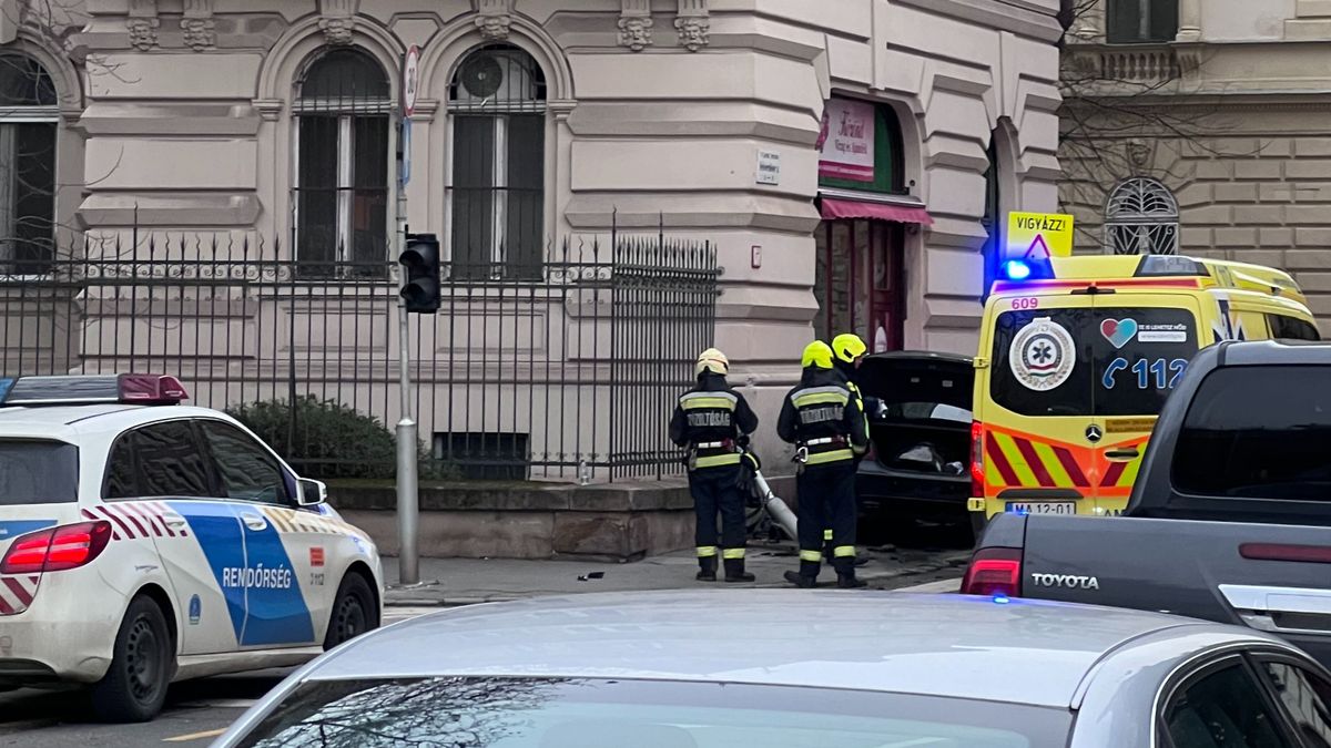 Ajándékboltba csapódott egy BMW a Kodály köröndnél + képek