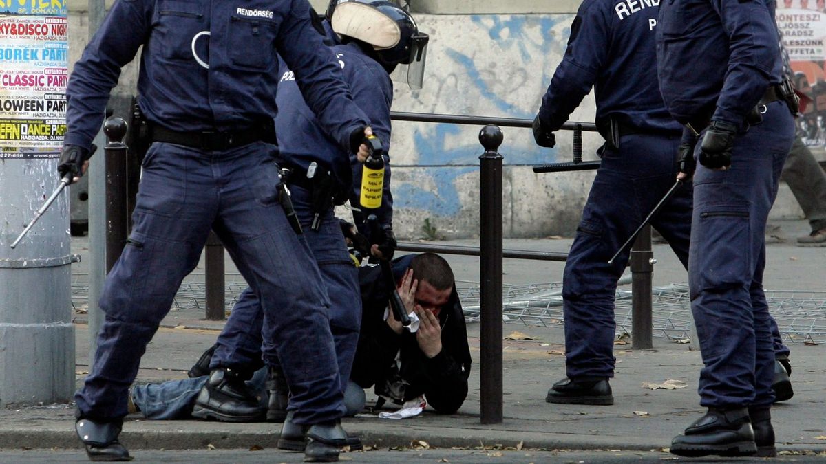 Nem csak szobrot állítana a 2006-os rendőröknek a Népszava publicistája, ennél tovább ment