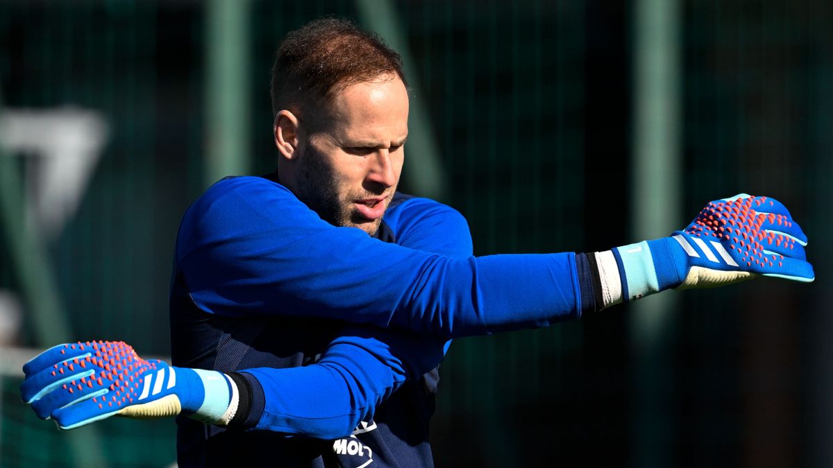 Gulácsi Péter új helyzetben, ő és Kasper Schmeichel versenyt fut egymással