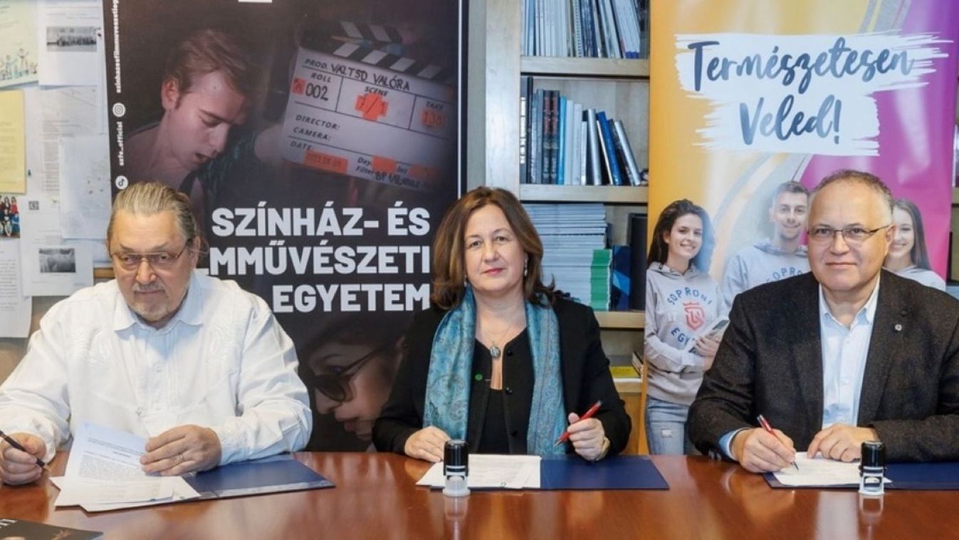 Vidnyánszky Attila, a Nemzeti Színház vezérigazgatója, Sepsi Enikő a Színház- és Filmművészeti Egyetem rektora, valamint Fábián Attila, a Soproni Egyetem rektora aláírja a megállapodást