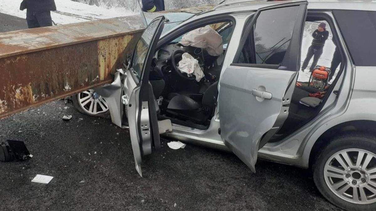 Rázuhant a magasságkorlátozó egy autóra, meghalt egy asszony