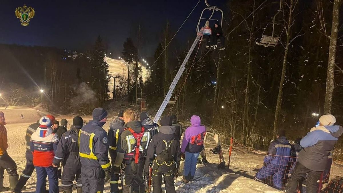 Példátlan balesetet szenvedtek egy sífelvonó utasai + videó