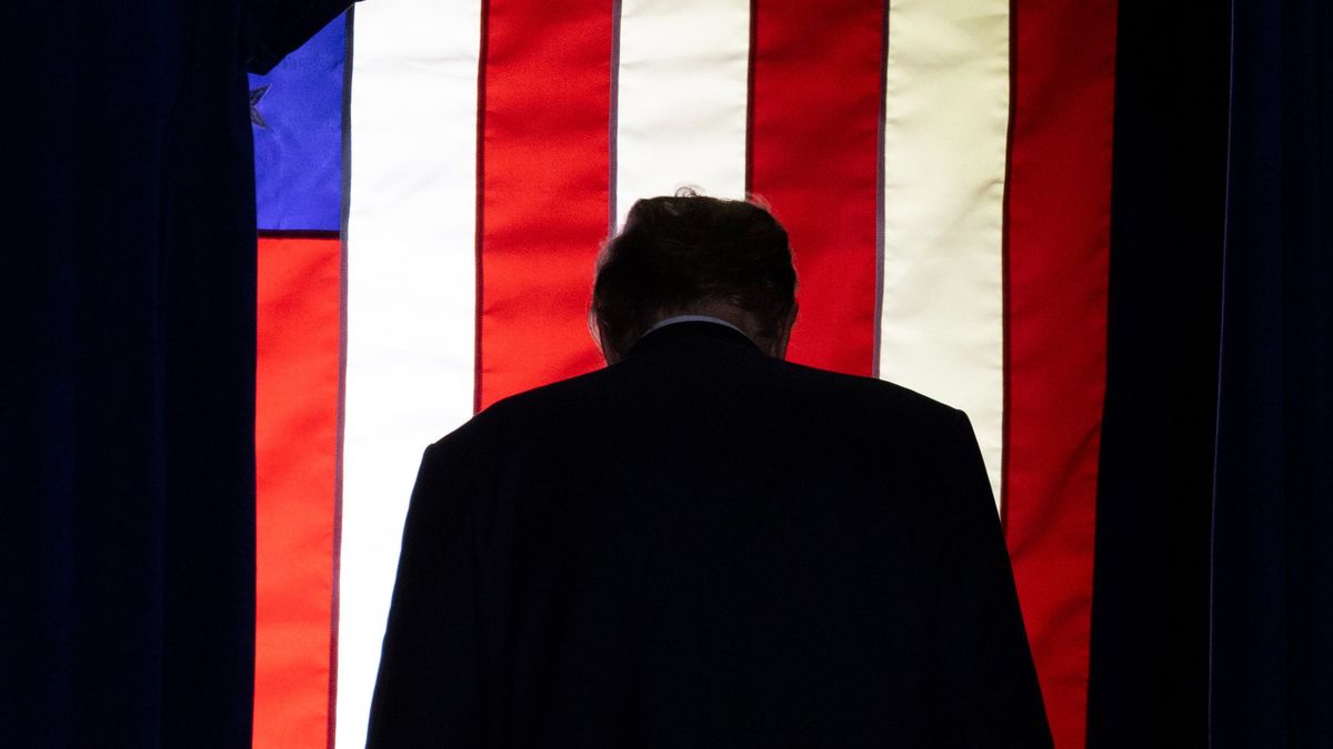 Félbeszakadt Trump beszéde, orvost kellett hívni + videó