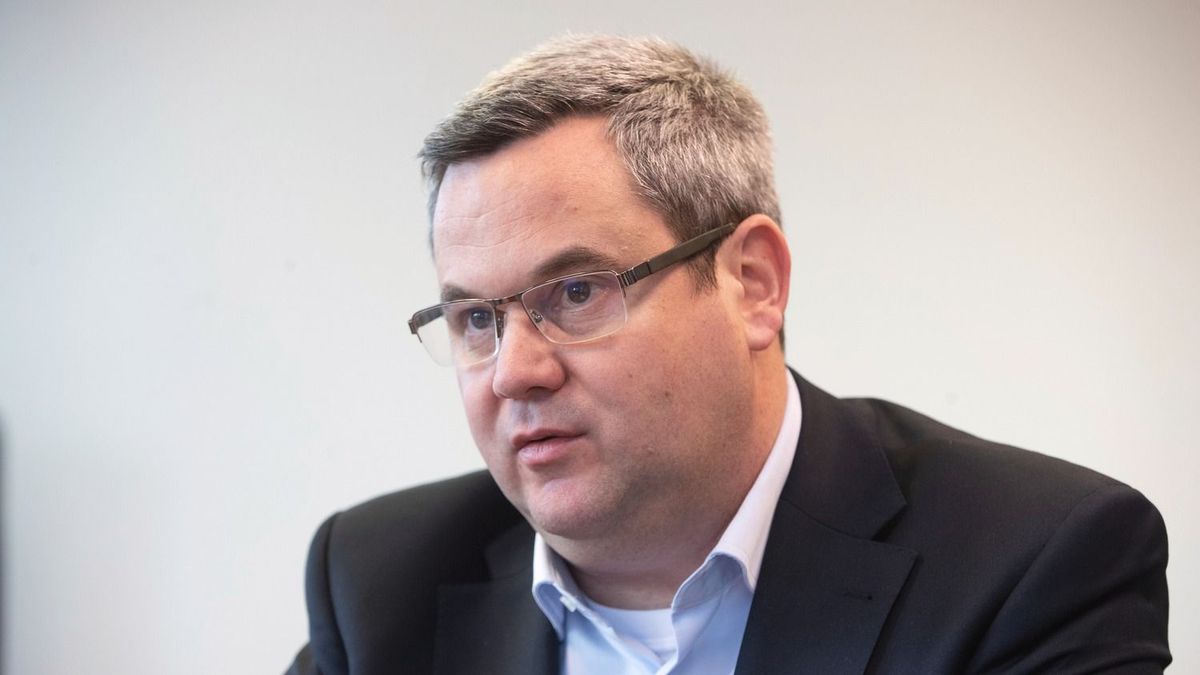 Takács Péter: Szürke zónában foglalkoztatták a bérnővéreket, ennek véget vetettünk