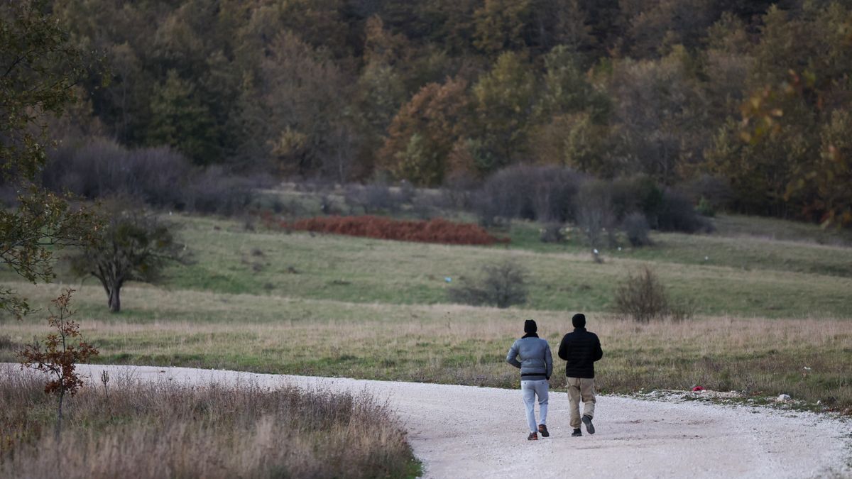 Videón, ahogy rendőrökre támadnak a migránsok