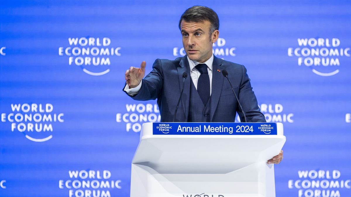 Emmanuel Macron aláírta a vitatott új francia bevándorlási törvényt