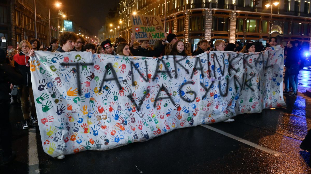 Trágárkodva hirdeti újabb demonstrációját az Egységes Diákfront