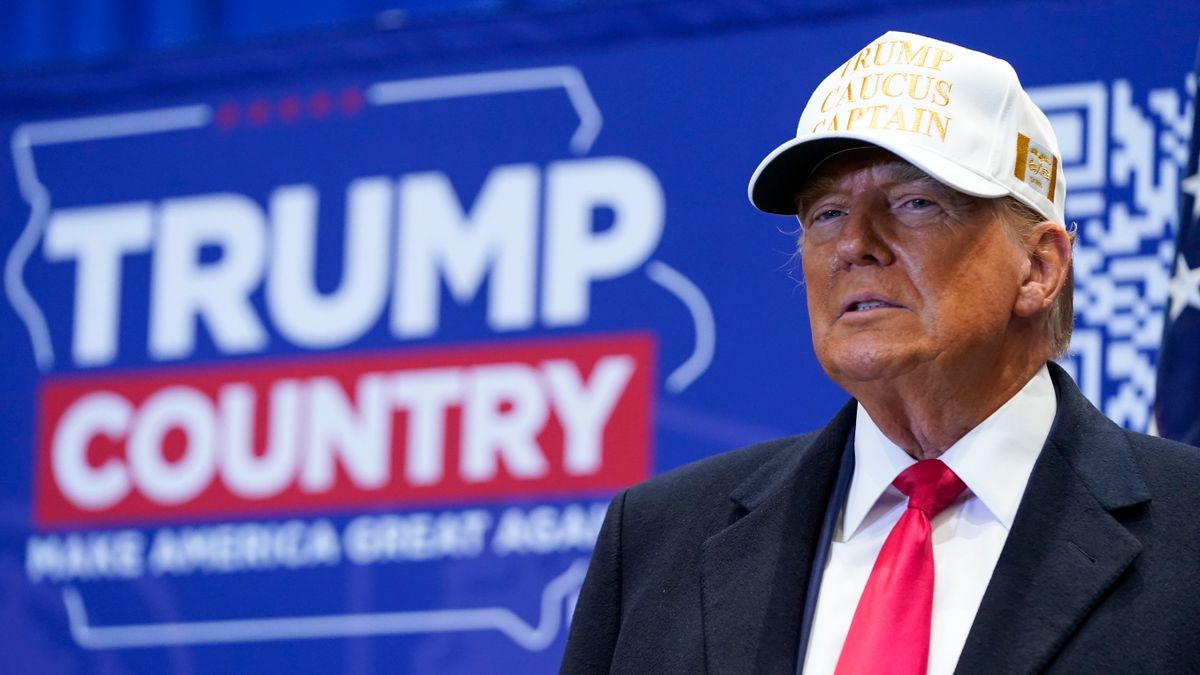 Donald Trump kidobatott egy provokátort a kampányrendezvényéről + videó