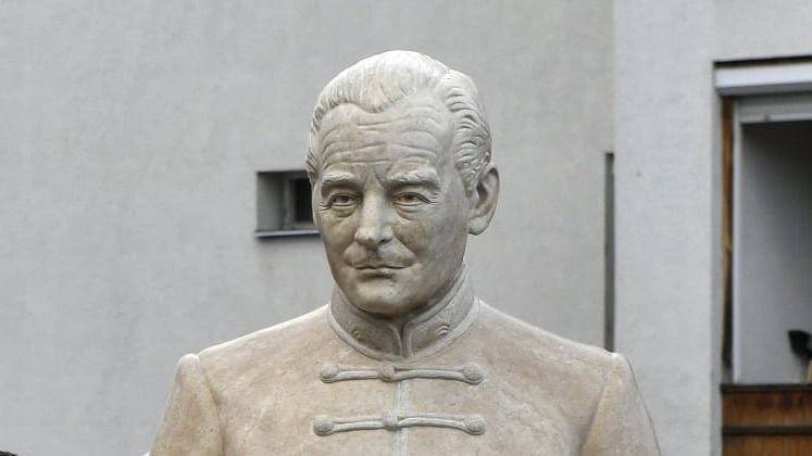Wass Albert tiszteletére állított szobor Aszódon.