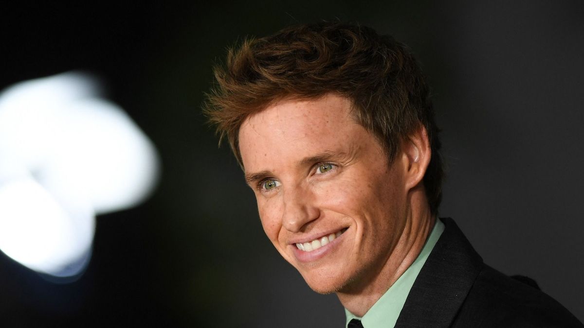 Egy budapesti kávézóban kapták lencsevégre az Oscar-díjas Eddie Redmayne-t