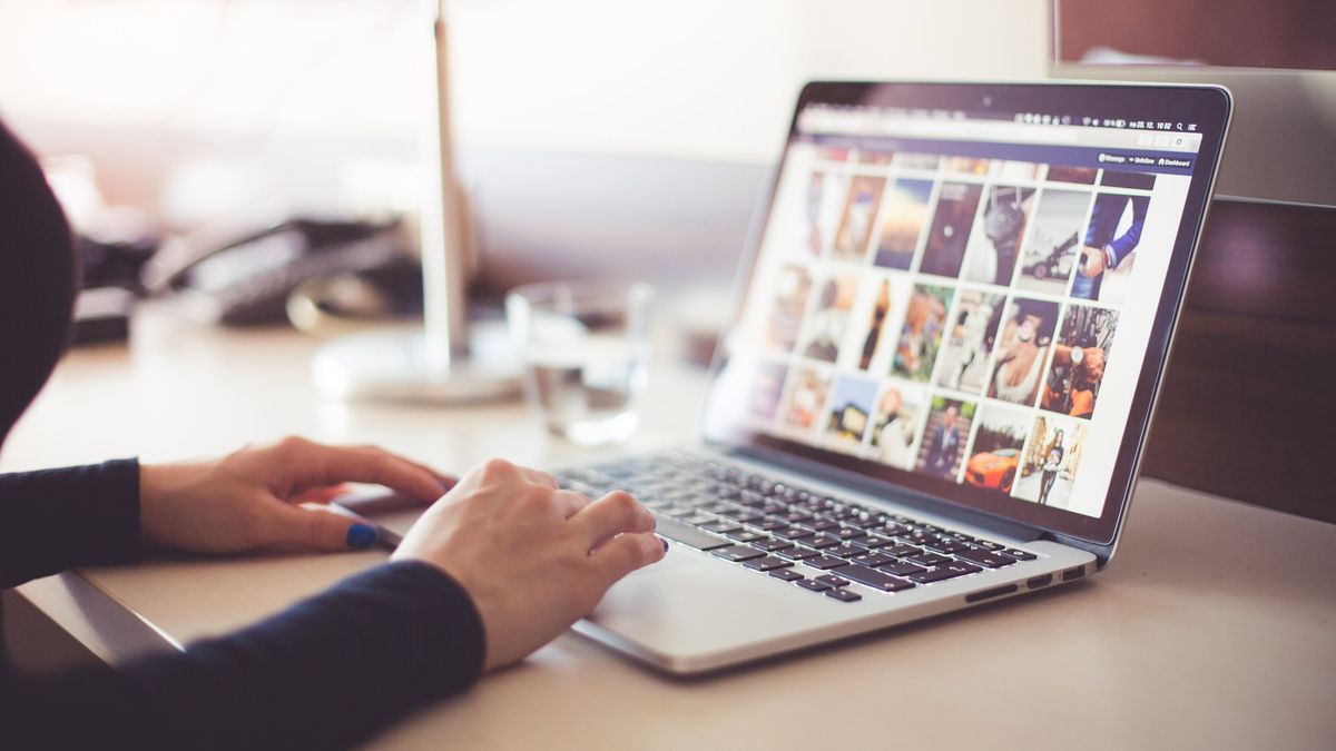 Sorban verték át az embereket az interneten