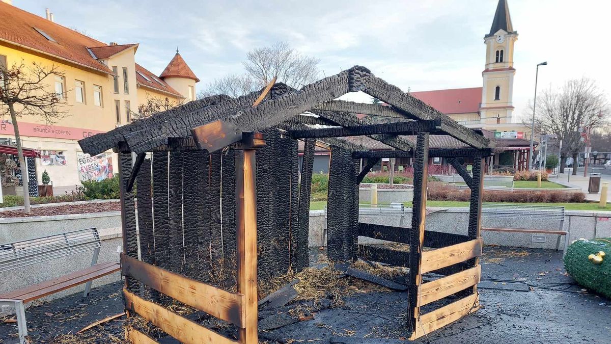 Az éjszaka felgyújtották a Siófokon felállított betlehemet