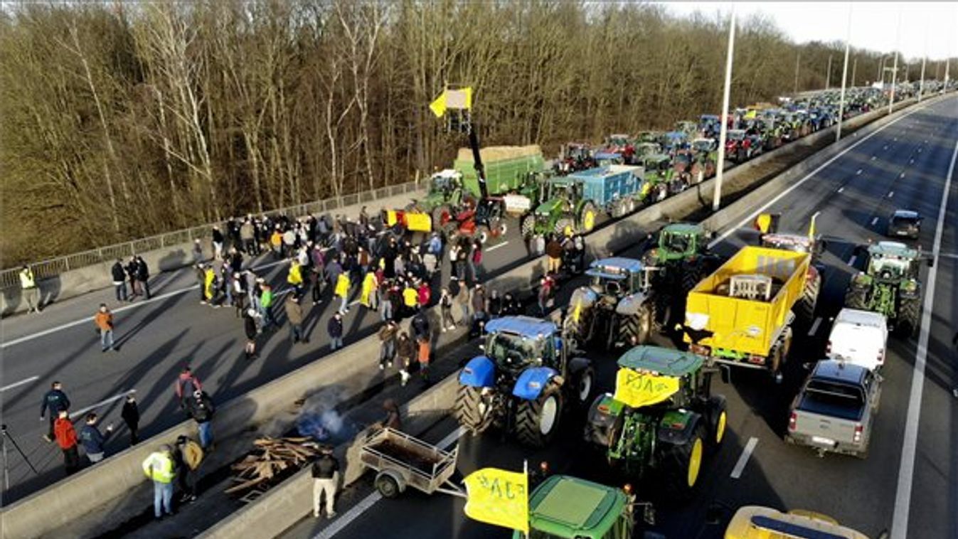 Elkergették a minisztert a feldühödött belga gazdák Elkergették a minisztert a feldühödött belga gazdák