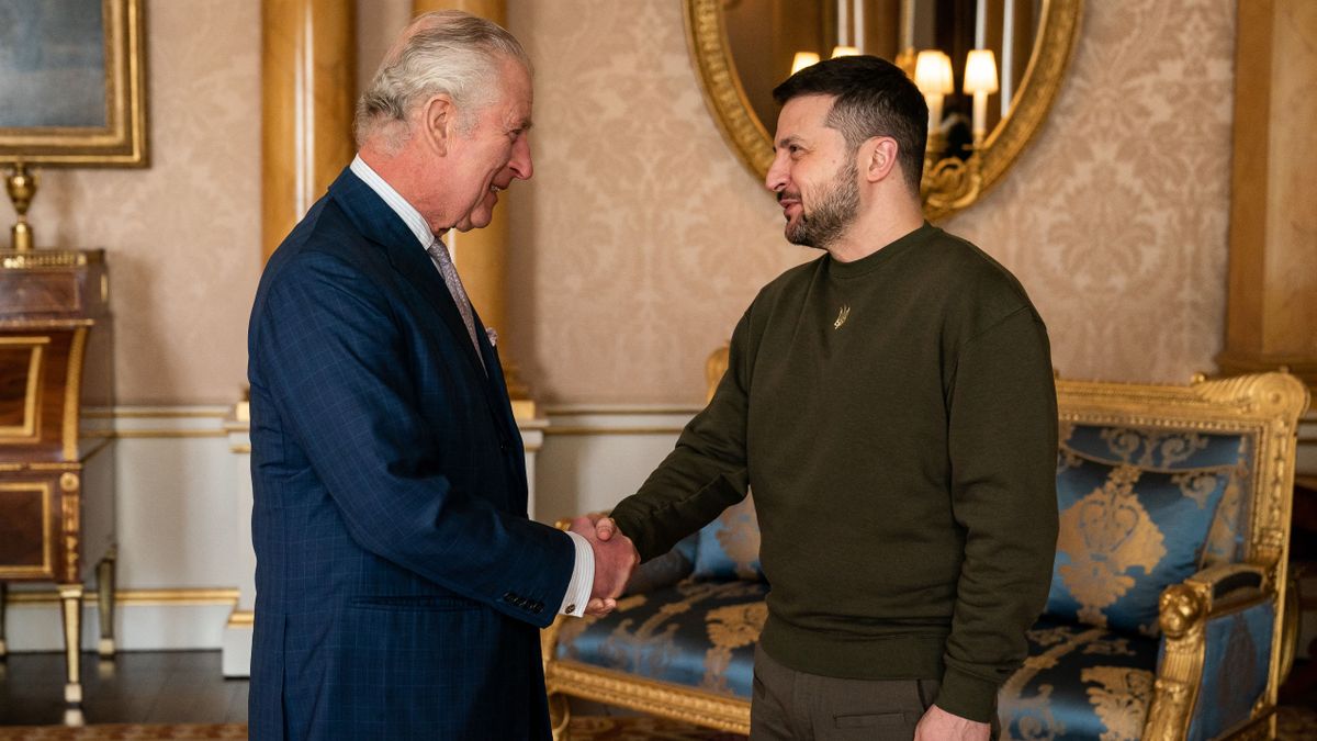 Zelenszkij zöld mackója, amit még a pápa vagy a király kedvéért se cserél le
