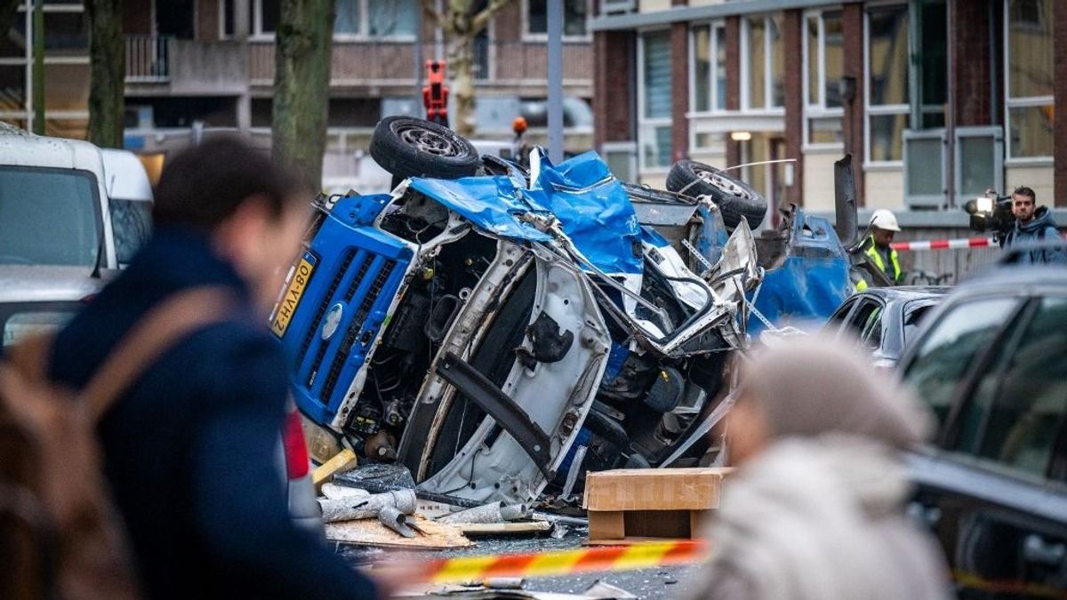 Felrobbant egy autó Rotterdamban, brutális a látvány, három eltűnt után még mindig kutatnak + fotók