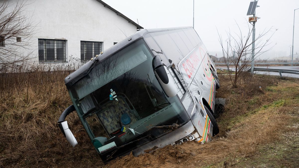 Oldalára borult egy busz a 4-es főúton, több gyermek megsérült