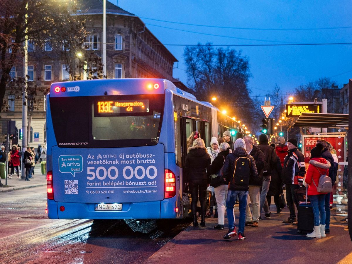 Hömpölygő embertömeg, tömött buszok – a BKK járatritkításának eredménye.