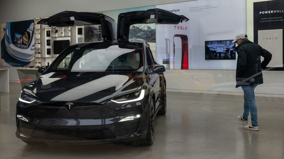 Bedobta a törölközőt a Tesla