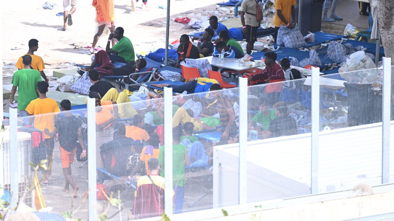 Az ország belsejébe szállításukra várakozó, illegális bevándorlók a dél-olaszországi Lampedusa szigetén lévõ befogadóközpontban 2023. szeptember 19-én. Az olasz kormány megszigorította az illegális bevándorlókra vonatkozó szabályokat, mert az elõzõ évhez képest megkétszerezõdött az idén mostanáig Olaszországba érkezett migránsok száma.
MTI/EPA/ANSA/Ciro Fusco
