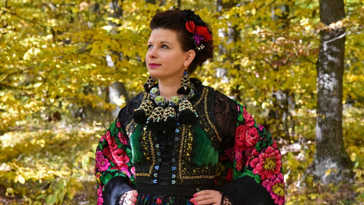 Auróra FolkGlamour: a magyar népviselet divatos esszenciája + exkluzív videó