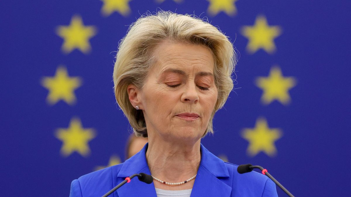 Ursula von der Leyen két kézzel kapaszkodik az elnöki fotelbe