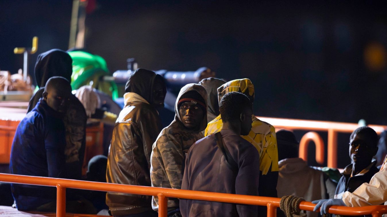 Los Cristianos, 2024. január 12.
Illegális bevándorlók várakoznak egy mentõhajóban a Kanári-szigetekhez tartozó Tenerifén fekvõ Los Cristianos kikötõjében 2024. január 12-én. A spanyol tengeri mentõszolgálat 126 fekete-afrikai migránst 