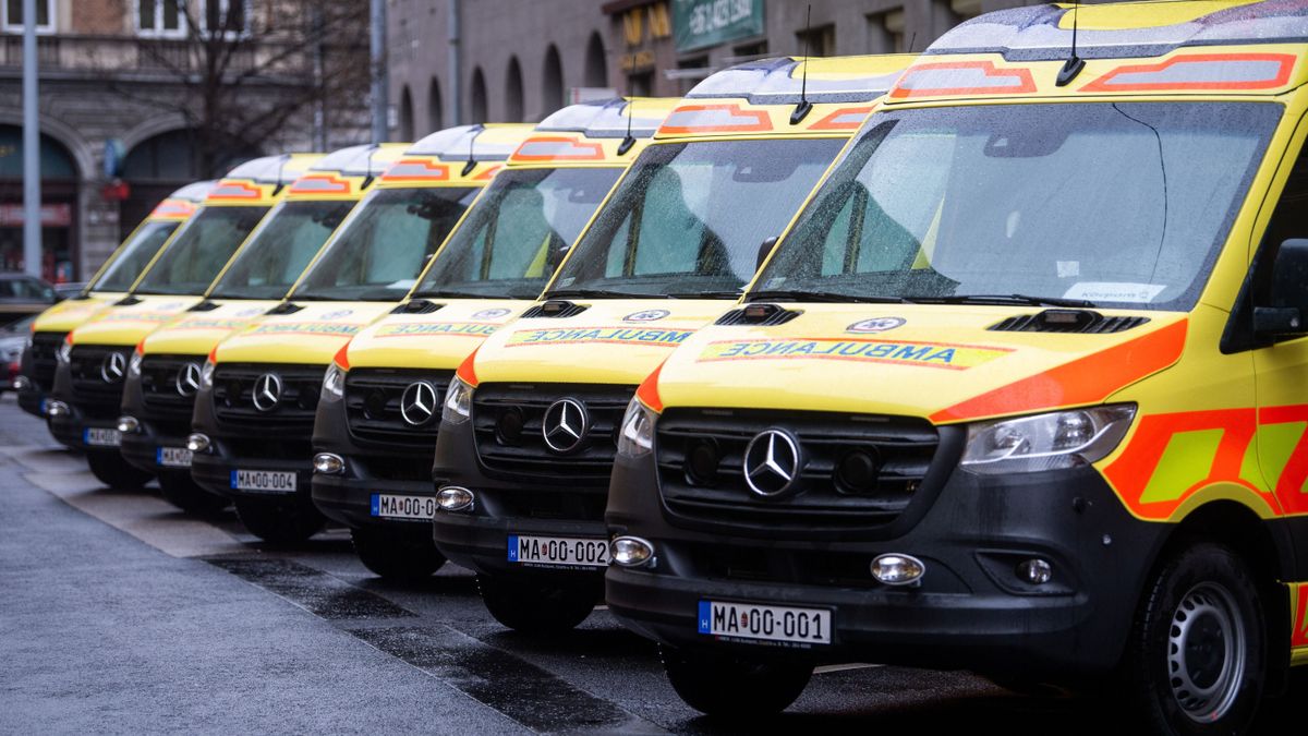 Mentős ruhában kéregetett egy férfi Ferencvárosban