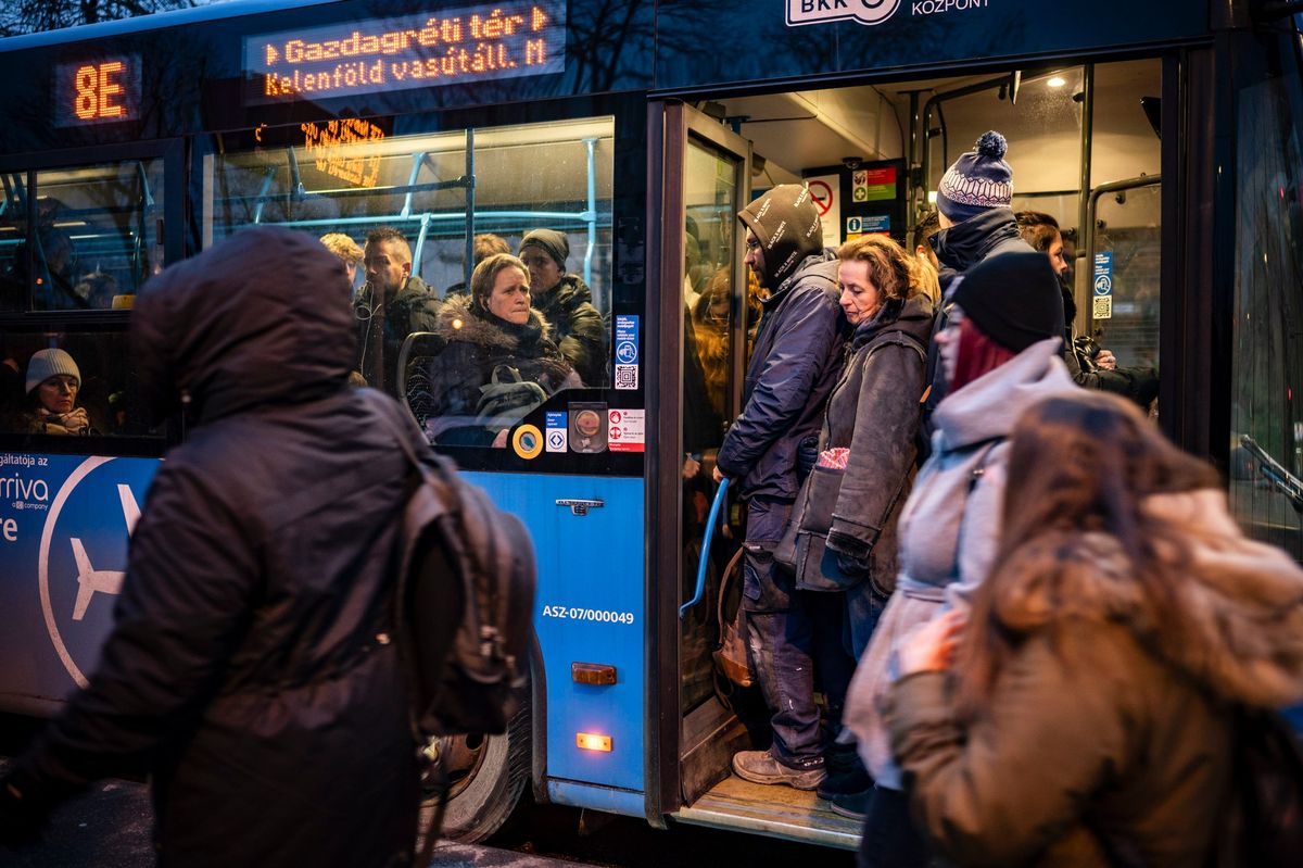 Hömpölygő embertömeg, tömött buszok – a BKK járatritkításának eredménye.