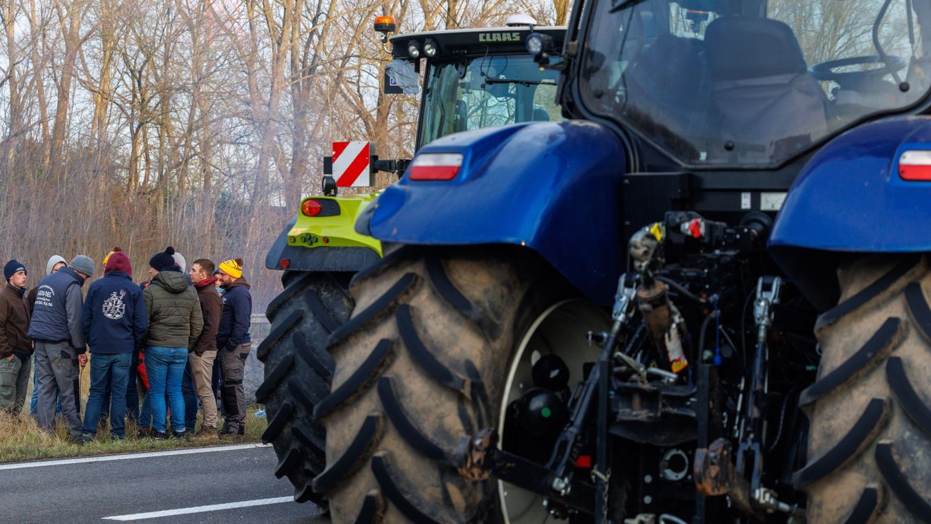 Traktorokkal zárják el a városokba vezető utakat a tüntető olasz gazdák