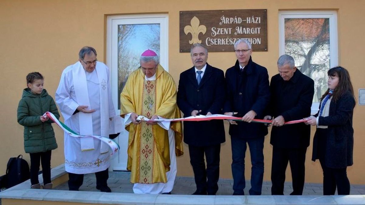 Felújított cserkészotthonnal, plébániával tündököl a Dunasziget