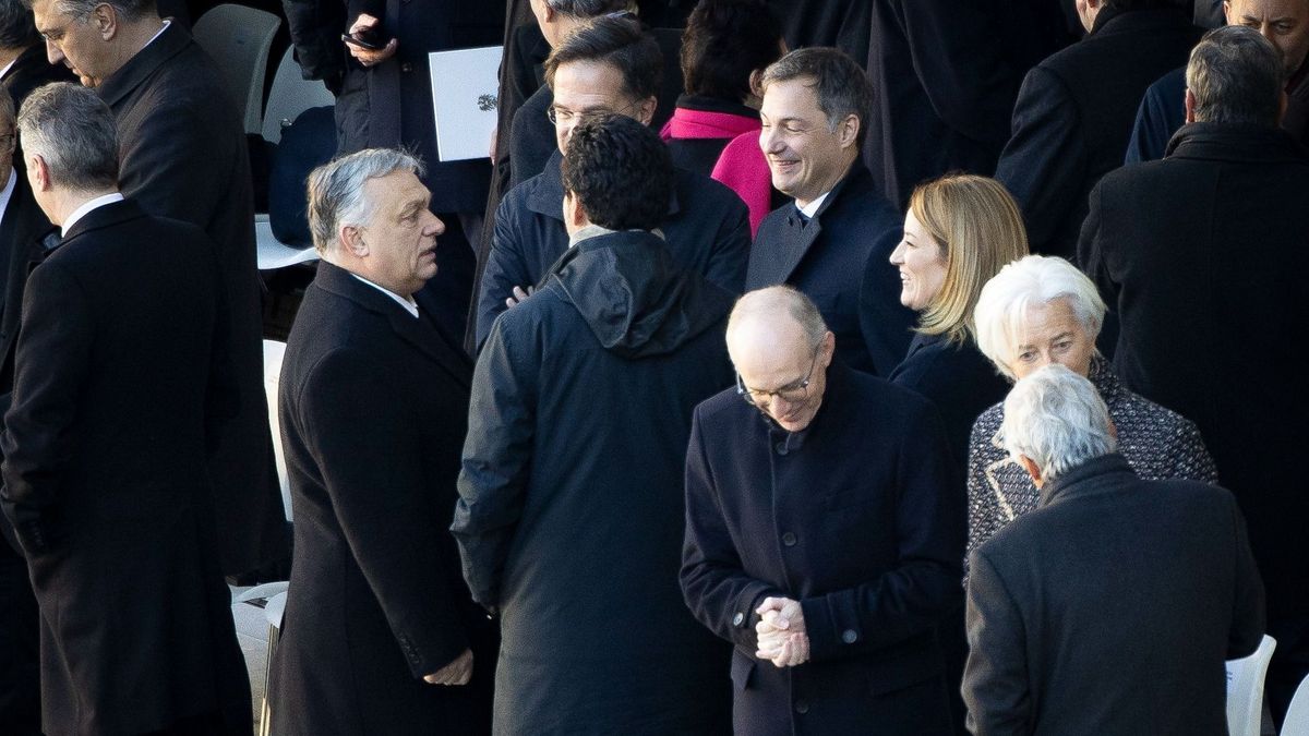 Abszurd: bírálták Orbán Viktort, mert tiszteletét tette egy temetésen