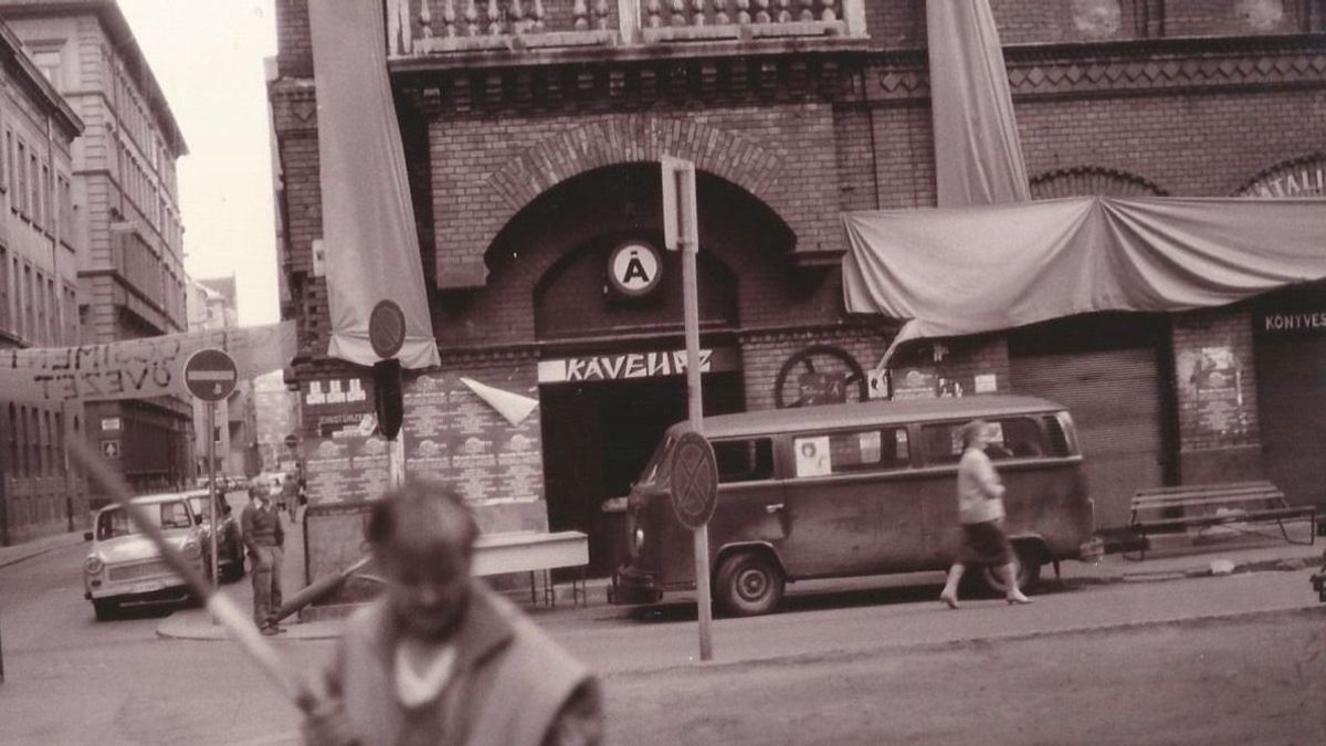 Éjszakai séták indulnak a 90-es évek ikonikus budapesti helyeire