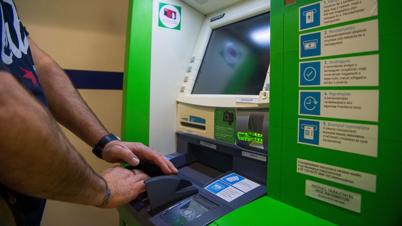 Budapest, 2018. november 20.
Bankautomata (ATM) az OTP Bank új, innovációs fiókjában Budapesten, az Árkád üzletközpontban az avatás napján, 2018. november 20-án.
MTI/Balogh Zoltán
