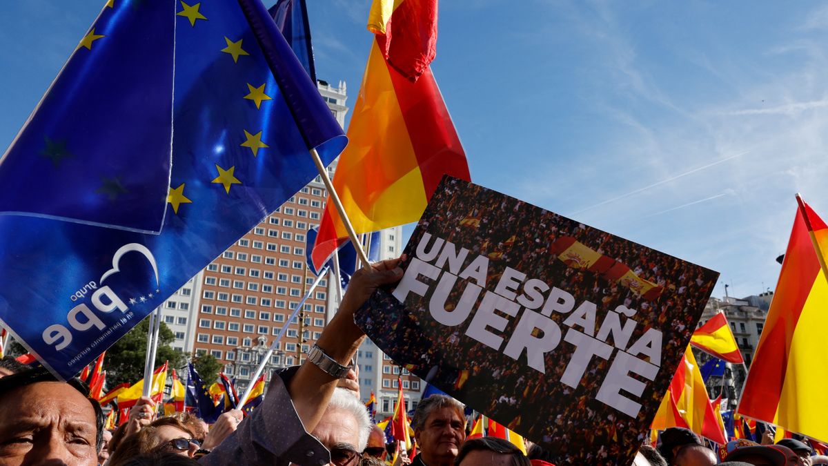 Százezren követelték a Sánchez-kormány lemondását