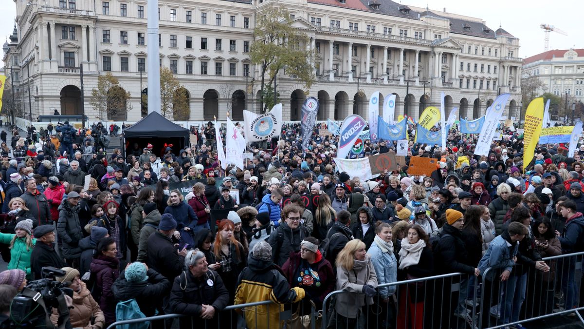 A Soros-szervezetek Civilizáció koalíció néven mentek neki a szuverenitásvédelmi törvénynek