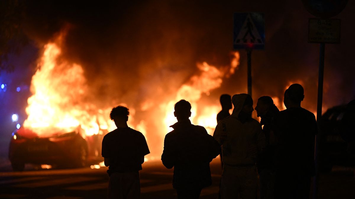 A rendőrök fizetnek a rájuk támadó migránsnak + videó