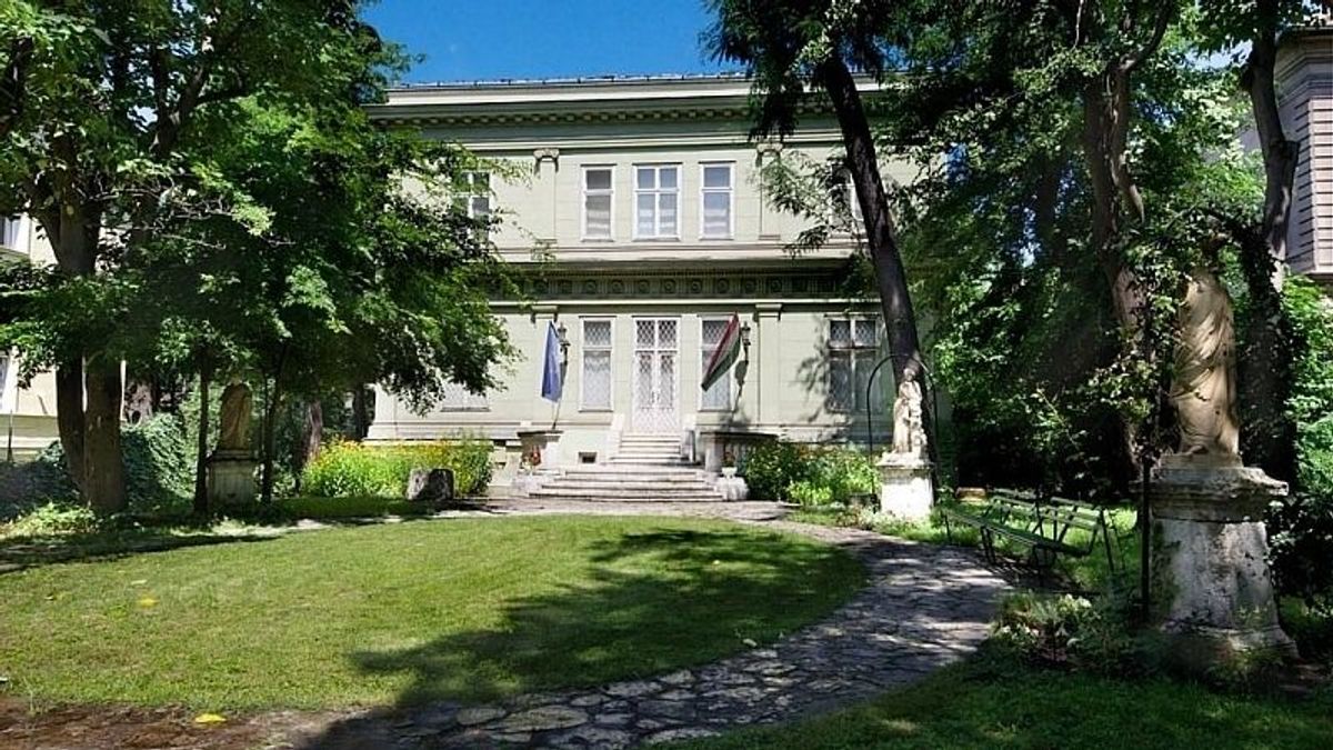 Franciaországba utazik a Vörösruhás nő