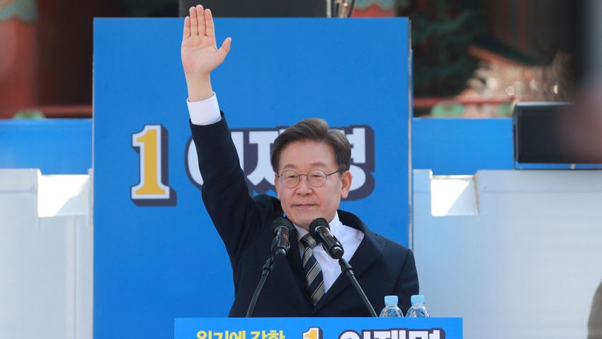 Nyakon szúrtak egy dél-koreai ellenzéki vezetőt