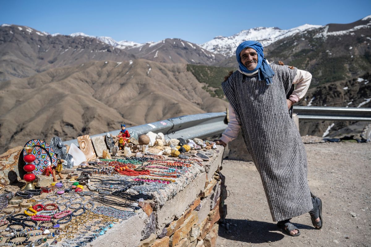 Portrait of a souvenir vendor by his roadside stall
Lugas
marokkó